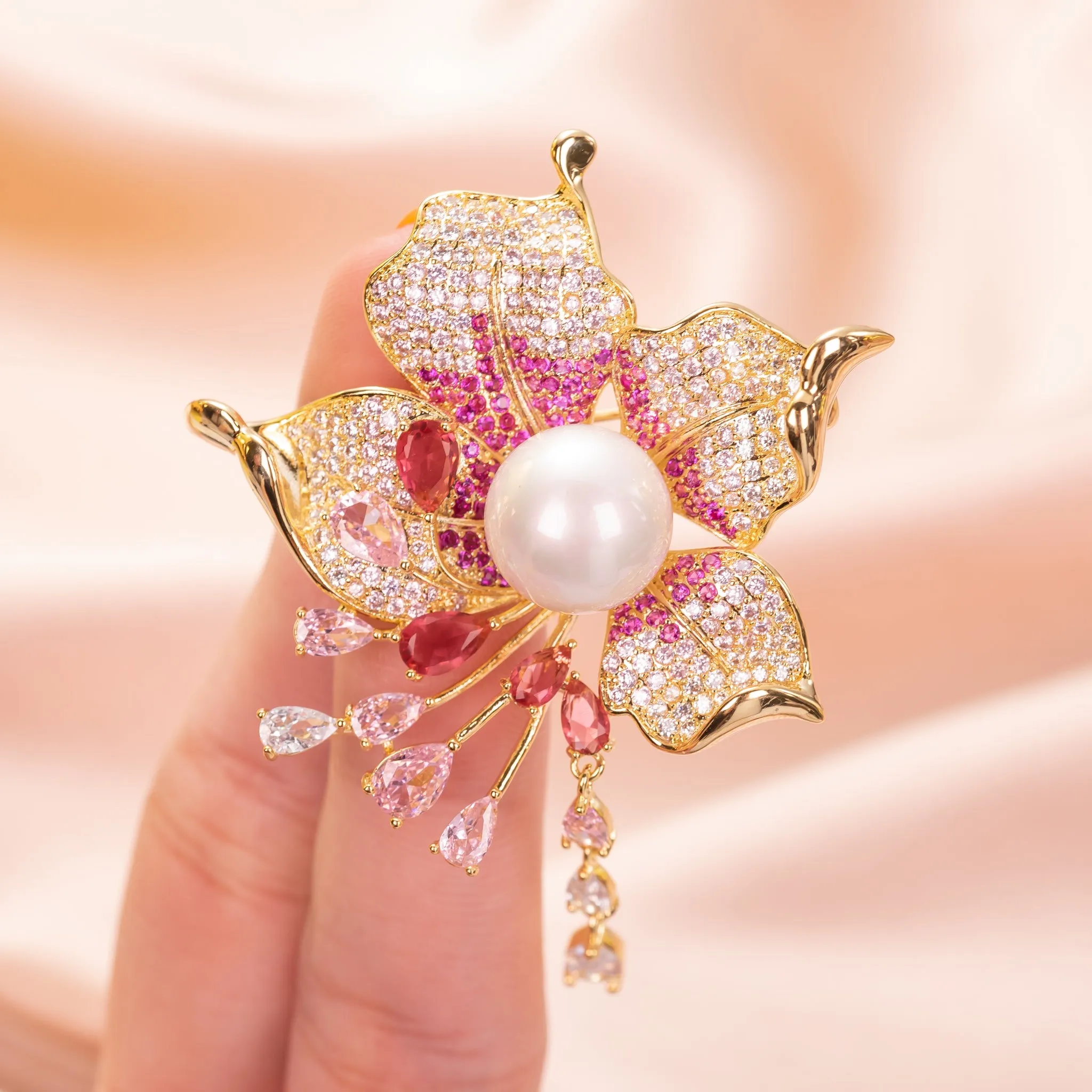 Flower Fresh Water Pearl Brooch Pin Jewelry with CZ in Yellow Gold Over Brass