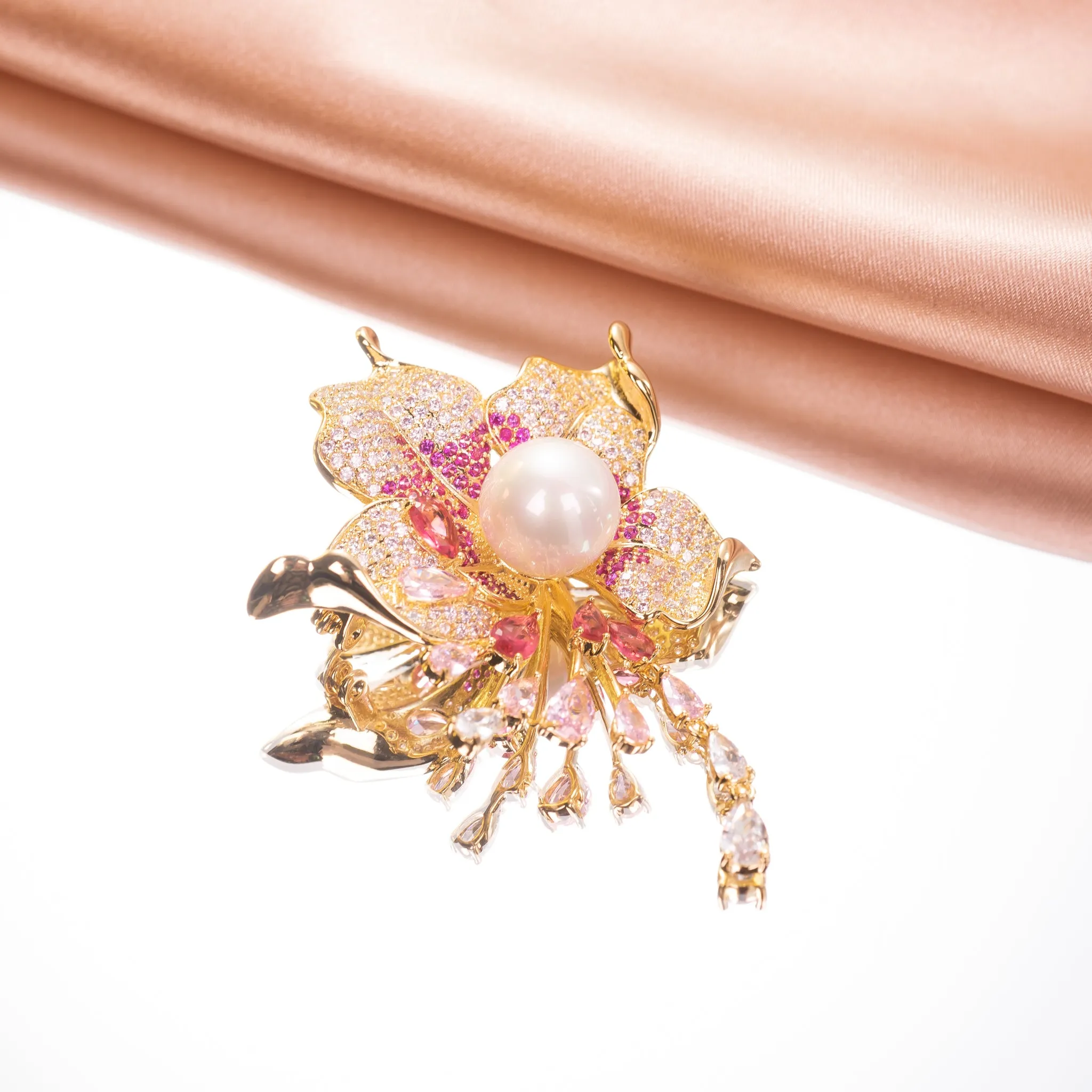 Flower Fresh Water Pearl Brooch Pin Jewelry with CZ in Yellow Gold Over Brass