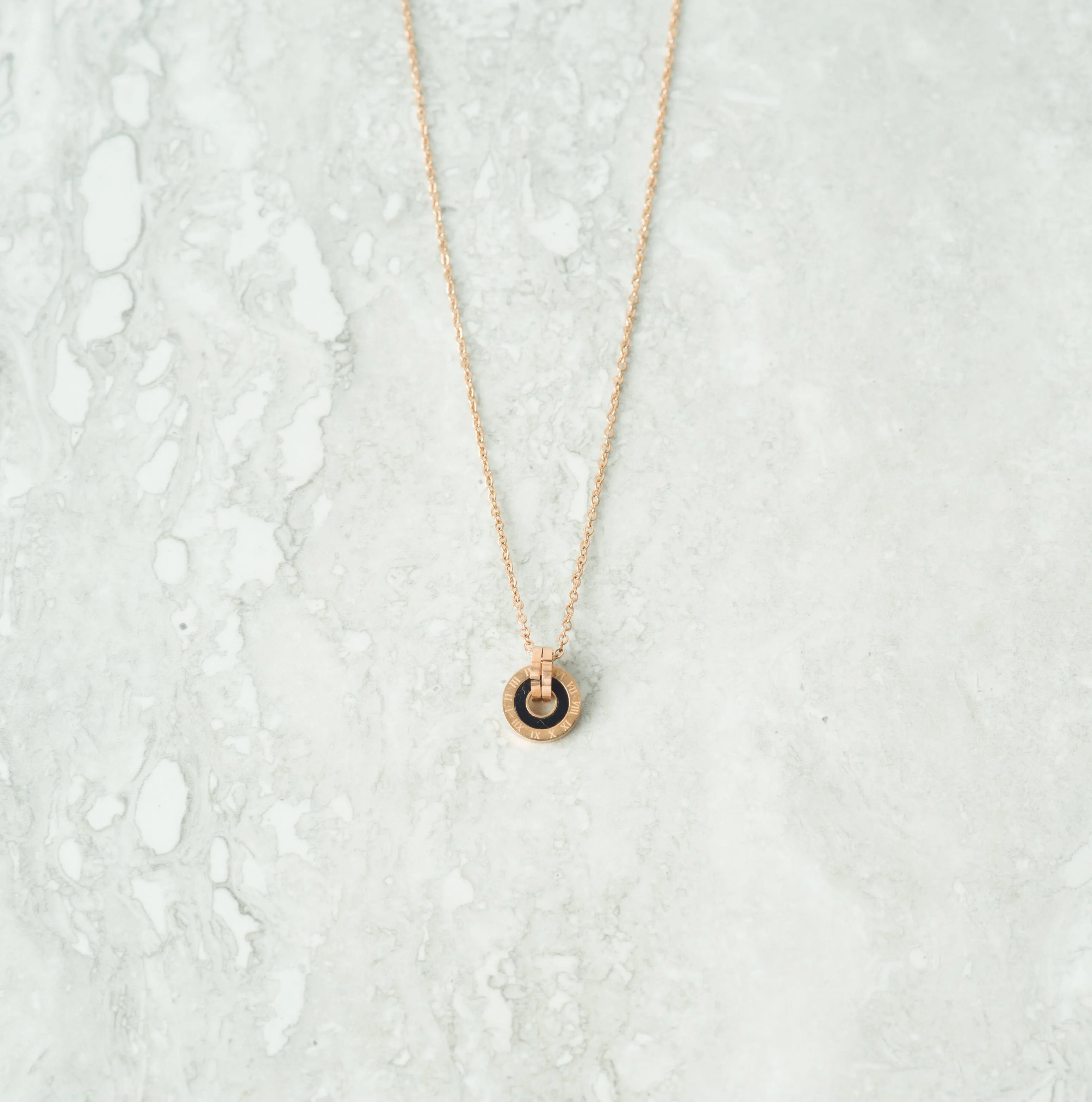 Timeless gold necklace